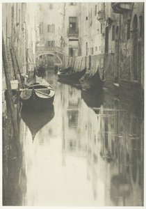 En venetiansk kanal, 1894, tryckt 1897. av Alfred Stieglitz