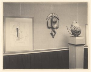 [Detalj av Picasso-Braque-utställningen på 291] av Alfred Stieglitz