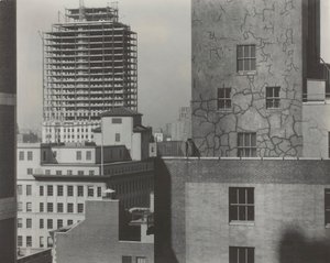 Från mitt fönster på en amerikansk plats, sydväst, 1932. av Alfred Stieglitz