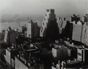 Från mitt fönster på Shelton, sydost av Alfred Stieglitz