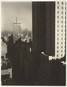 Från mitt fönster på Shelton, West av Alfred Stieglitz