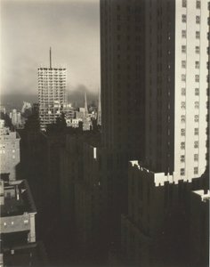 Från My Window at the Shelton, West, 1931. av Alfred Stieglitz