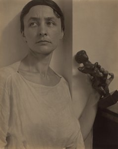 Georgia O’Keeffe med en skulptur av Matisse av Alfred Stieglitz