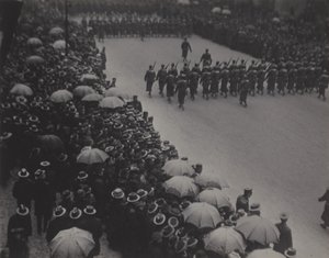 Militärparad, New York av Alfred Stieglitz