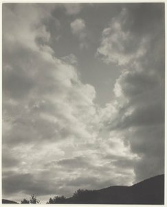 Musik - En sekvens av tio molnfotografier, nr II, 1922. av Alfred Stieglitz