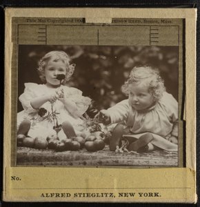 Systerdotter - Flora som håller blomman och Hedwig av Alfred Stieglitz