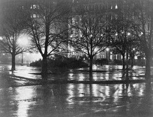 Reflektioner, natt, New York, ca 1898 (fotogravyr) av Alfred Stieglitz