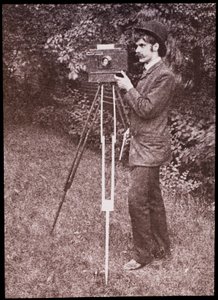 Självporträtt med kamera, stativ och pistol av Alfred Stieglitz