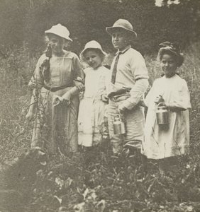 Utan titel (Flora, Elizabeth, Howard & Kitty i Lake George-fältet) av Alfred Stieglitz