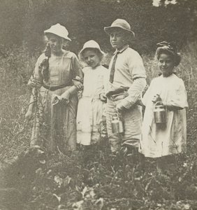 Namnlös Flora, Elizabeth, Howard & Kitty i Lake George-fältet, 190305. av Alfred Stieglitz