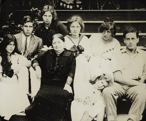 Utan titel Stieglitz mamma Hedwig med barnbarn på Oaklawns trappor, ca. 1916. av Alfred Stieglitz