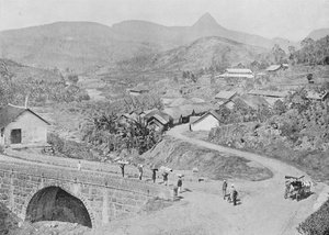 Vy över Maskeliya som visar Adams Peak, c1890, 1910 av Alfred William Amandus Plate