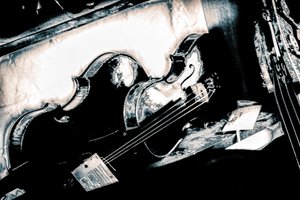 Broken String, 2018 (handmålat fotografi)