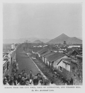 Ichang från stadsmuren, Litteratursalen och Pyramid Hill (s/v foto)