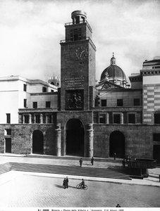 Piazza della Vittoria med Mussolini-tornet, Brescia (svart/vitt foto)