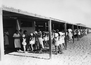 Villa Rosa Maltoni Mussolini: måltidsutdelning på stranden (s/v foto) av Fratelli Alinari