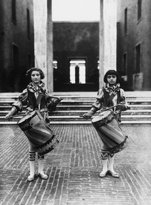 Villa Rosa Maltoni Mussolini: två unga flickor klädda som page boys (s/v foto) av Fratelli Alinari