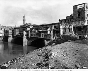Andra världskriget: Ponte Vecchio, sett från spillrorna av Borgo S. Jacopo, i Florens efter bombningen. Detta fotografi var tidigare en del av Brogi Collection, men tillhör nu Alinari Collection (s/v foto)