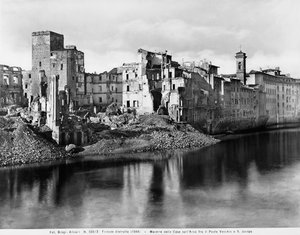 Andra världskriget: husen längs floden Arno, mellan Ponte Vecchio och San Jacopo i Florens, efter bombningen. Detta fotografi var tidigare en del av Brogi Collection, men tillhör nu Alinari Collection (s/v foto)