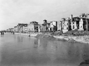 Andra världskriget: spillrorna längs floden Arno i Florens, efter bombningen. Detta fotografi, tidigare en del av Brogi Collection, tillhör nu Alinari Collection (s/v foto)