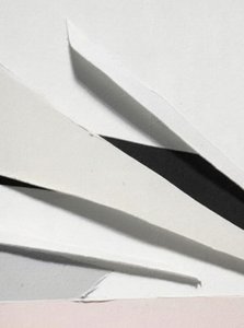 Geometriska veck i skugga av Alma