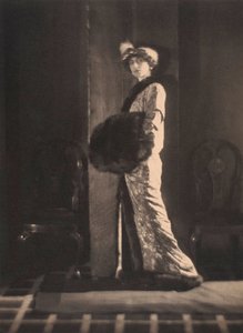 Olga de Meyer, ca 1912 (svartvitt foto) av Alphonse De Meyer