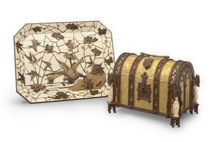 Laddare, intarsia av Ferdinand Duvinage, och Gothic Revival smyckeskrin, båda ca 1880 (ormolu, järn, elfenben, förgylld koppar och fruktträ) (se även 476607 och 476608)