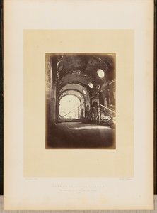 Palais de Justice i brand. Interiörvy av Salle des Pas-Perdus. av Alphonse J. Liébert