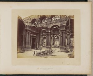 Det nedbrunna Hôtel de Ville. Ingång till salongerna. av Alphonse J. Liébert
