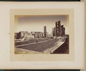 De brinnande hamnkajerna i La Villette av Alphonse J. Liébert
