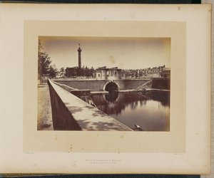 Bastiljens postkasern. Tunnel och Julikolonnen. av Alphonse J. Liébert