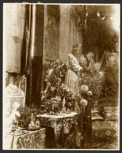 [Ett hörn av Muchas ateljé med statyer, grafik och blommor, Rue du Val-de-Grâce, Paris] av Alphonse Maria Mucha
