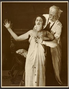 [Alphonse Mucha i kostym med dottern Jaroslava som modell för affischen, "De Forest Phonofilm" den första "talfilmen" som visades på Bio Adria (Prag), Zbiroh, Böhmen]