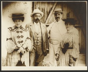 [Alphonse Mucha med systrarna Ana och Andela och Andelas make, Jan Remunda, Rosice nära Brno, Mähren] av Alphonse Maria Mucha