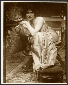 [Kvinnlig modell poserar för den dekorativa panelen "Emerald", som i början av 1930-talet användes för flera andra teckningar och målningar, Paris] av Alphonse Maria Mucha