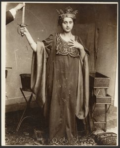[Kvinnlig modell bär krona och håller i svärd] av Alphonse Maria Mucha