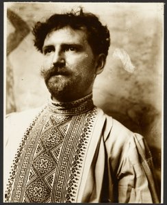 [Självporträtt i fin skjorta] av Alphonse Maria Mucha