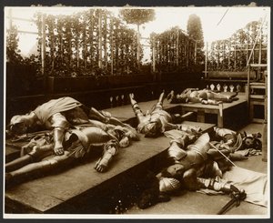 [Sex manliga modeller som antika krigare klädda i rustning som låtsas vara döda] av Alphonse Maria Mucha