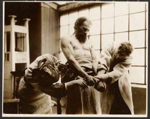 [Tre modeller som poserar för den "symboliska gruppen" på bilden "S:t Vitus-festen i Rügan" från "Epic of the Slavs Cycle, Zbiroh, Bohemia"]