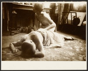 [Två halvnakna män på golvet i en studio] av Alphonse Maria Mucha