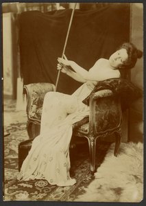 [Kvinna som modellerar på en bänk] av Alphonse Maria Mucha