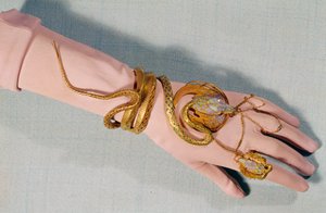 Armband och ring av komikern Henriette Rosine Bernard som heter Sarah Bernhardt (1844-1923). Regisserad av Fouquet Michot. 1800-talet. Privat samling av Alphonse Mucha