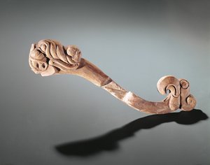 Kindstycke dekorerad med huvuden, Altai nomad, 400- 300-talet f.Kr. (trä)