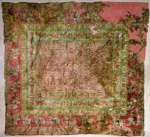 Pålmatta föreställande hästar, ryttare, dovhjortar och gripar, från Pazyryks gravhögar, 400-300-talet f.Kr. (textil) (för detaljer se 165705)