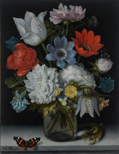 Holländska: Blommor i en glasflaska på en marmorkant, flankerad av en röd amiralfjäril och en ödla Ett stilleben med blommor i en glasflaska på en marmorkant, flankerad av en röd amiralfjäril och en ödla