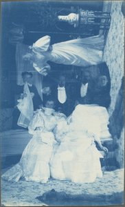 Untitled (Dubbelexponering av flera personer i interiören)