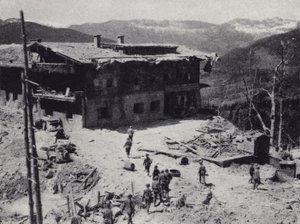 Amerikanska och franska trupper inspekterar ruinerna av nazistledaren Adolf Hitlers reträtt vid Berchtesgaden i de bayerska alperna, andra världskriget, maj 1945 (s/v foto)