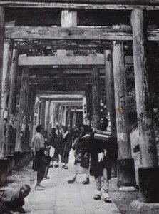 En inställning till Shinto Temple of Inari (s/v foto) av American Photographer (after)