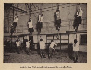 Atletiska skolflickor i New York som ägnar sig åt repklättring (s/v foto) av American Photographer (after)