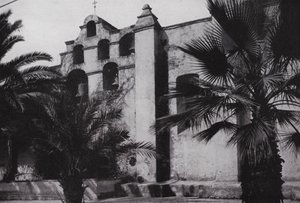 Kalifornien: Bells of Mission San Gabriel, grundat 1771, på sluttningarna av vallmo-klädda foten nära Pasadena (s/v foto) av American Photographer (after)